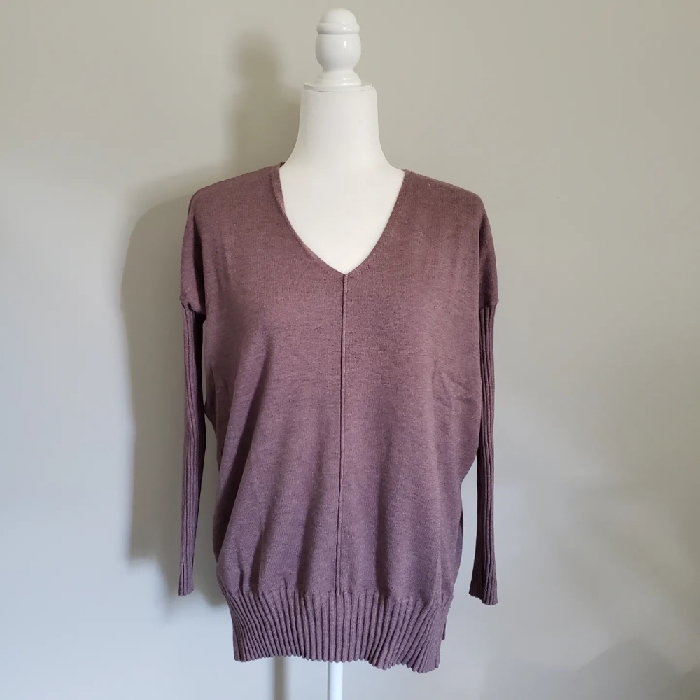 Evereve Purple Ribbed Sleeve V-Neck Sweater